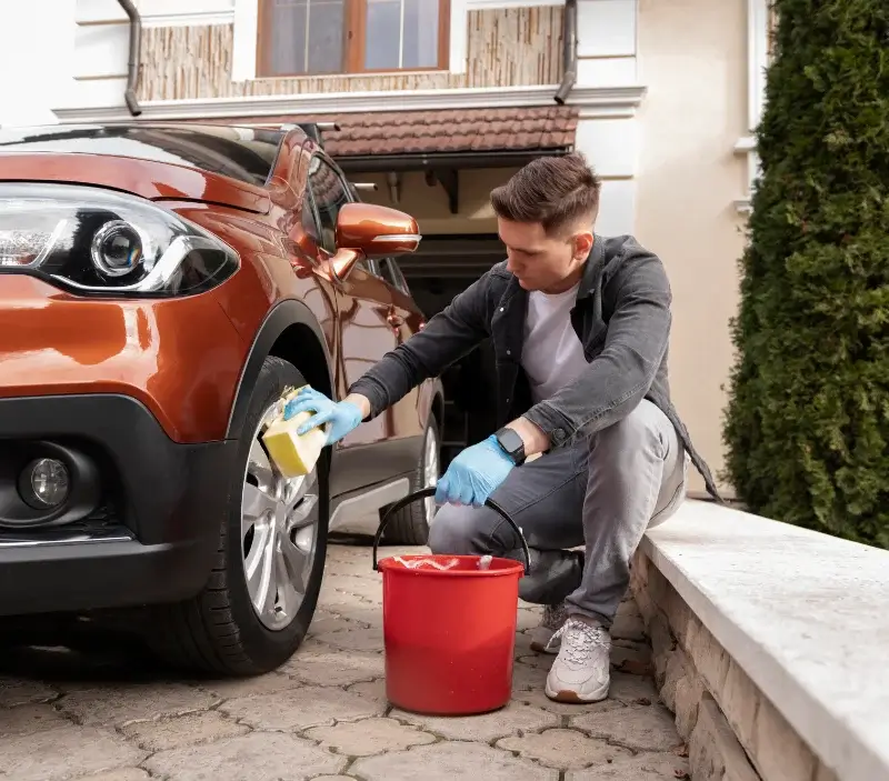 Lavage auto à domicile Morthomiers : professionnel intervenant sur un véhicule